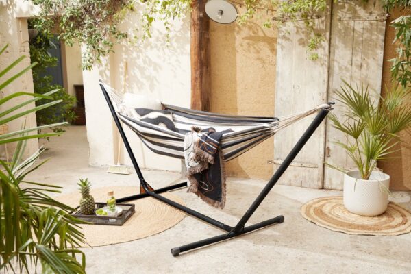 909 OUTDOOR hangmat met frame - Outdoor hangmat in zwart en wit - hangmat met metalen standaard voor tuin - balkon en terras - max. 100 kg - 290 x 100 x 100 cm (8720604884036)